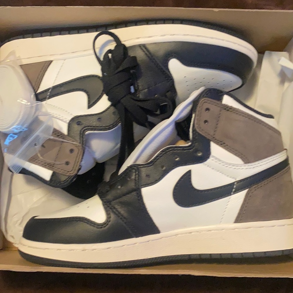 Air Jordan 1 dark mochas